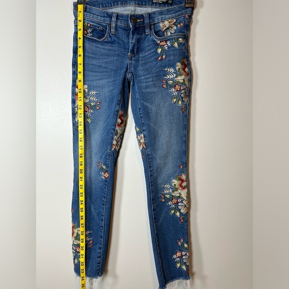 Blank NYC Blue Floral Embroidered Cropped Jeans - Picture 10 of 16